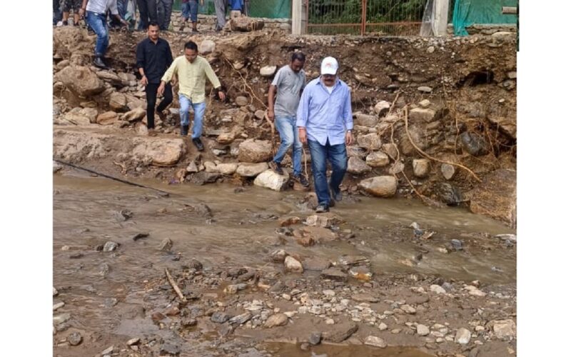 संसद सदस्य (राज्यसभा) हर्षवर्धन श्रृंगला ने नुकसान का आकलन करने और राहत प्रयासों का समन्वय करने के लिए दार्जिलिंग के भूस्खलन प्रभावित क्षेत्रों का दौरा किया