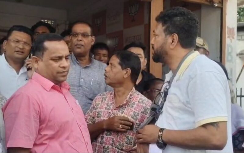 हात भाँचिएको भए पनि, विधायक शंकर घोष बाढी पीडितहरूसँग उभिए र नागरकाटामा तृणमूललाई ​​निशाना बनाए