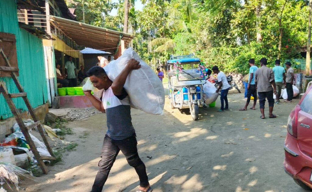 असम सरकार जलपाईगुडीमा बाढी पीडितहरूको साथमा उभिएको छ – भाजपाले राहत सामग्री वितरण गर्‍यो