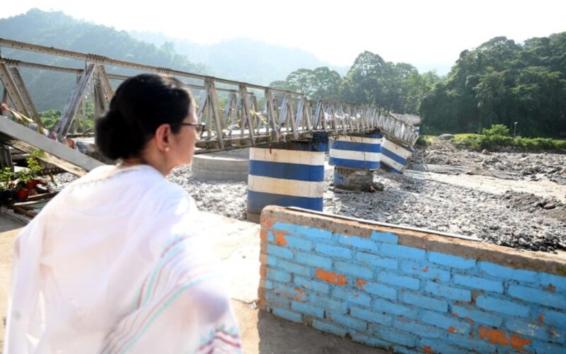 मुख्यमन्त्रीद्वारा पीड़ित परिवारलाई 5 लाख रुपियाँको चेक प्रदान