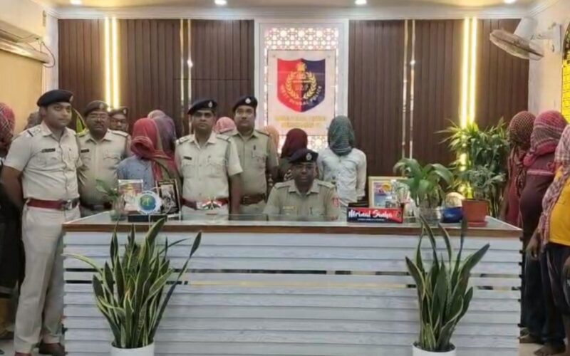 काँडीमा अवैध बालुवा तस्करीको आरोपमा १८ जना पक्राउ, प्रहरीले ३ वटा डुङ्गा जफत गर्यो