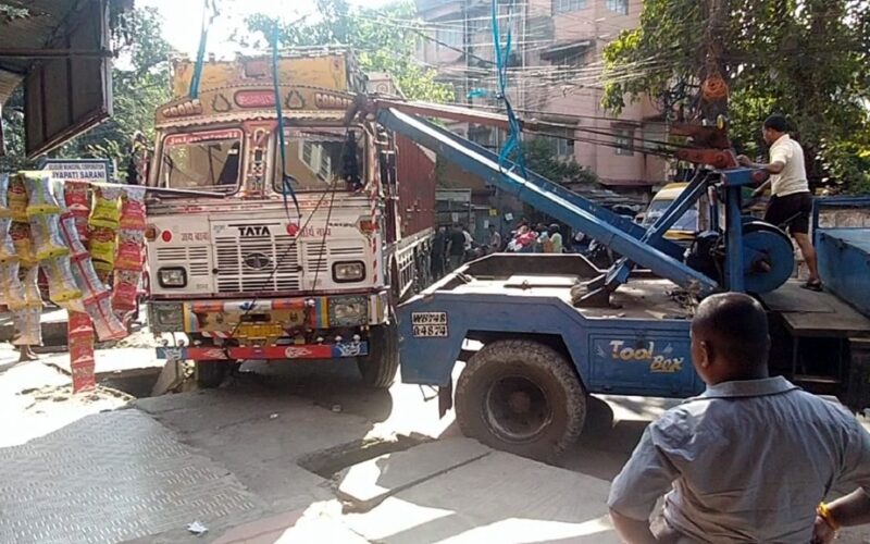 इस्कन मन्दिर रोडमा ट्रक फँस्दा अवरोध विद्यार्थीहरू दुःखद बिहान