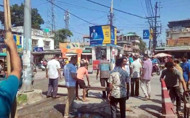 बेहाल सड़कको विरोधमा आसी घर मोड़मा प्रदर्शन