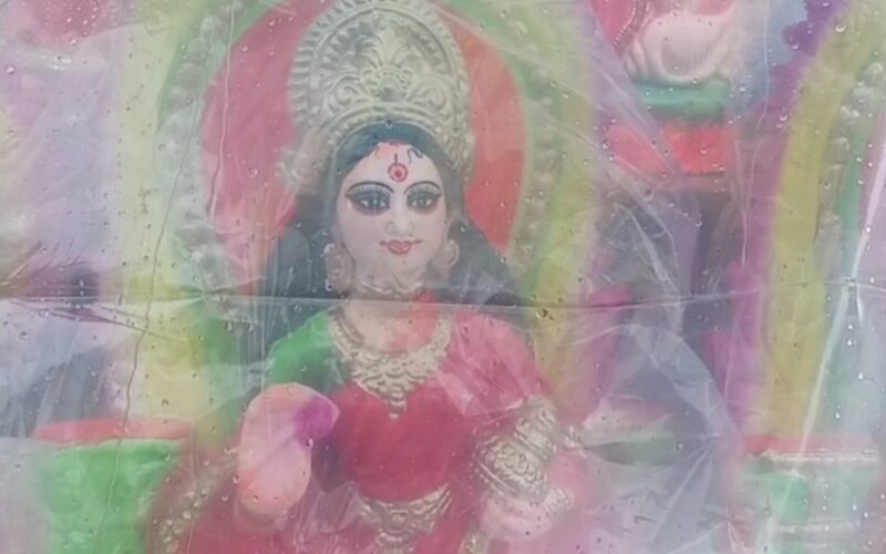 लक्ष्मी पूजा अगाडि परेको वर्षाले मूर्ति विक्रेताहरूको चिन्ता बढाएको छ