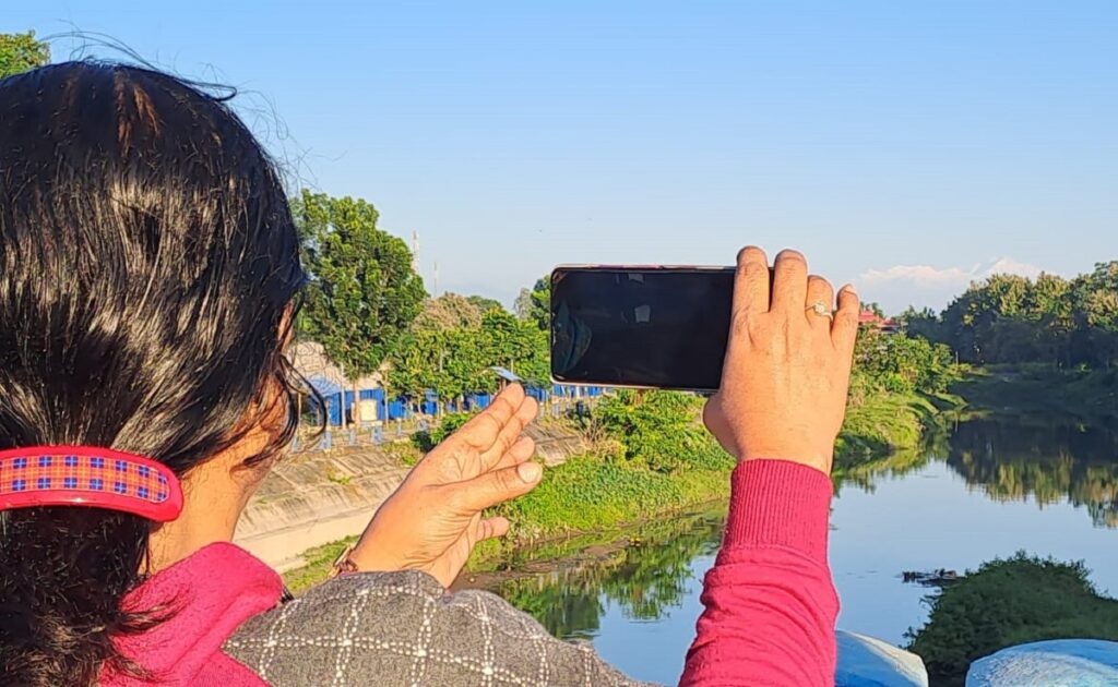 हिउँले ढाकिएको कञ्चनजङ्घा फेरि एक पटक जलपाईगुडीबाट देखियो, बिहान सबेरै फोटो खिच्न भीड जम्मा भयो