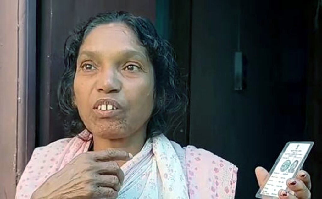 वृद्धाको दुईवटा मतदाता परिचयपत्र