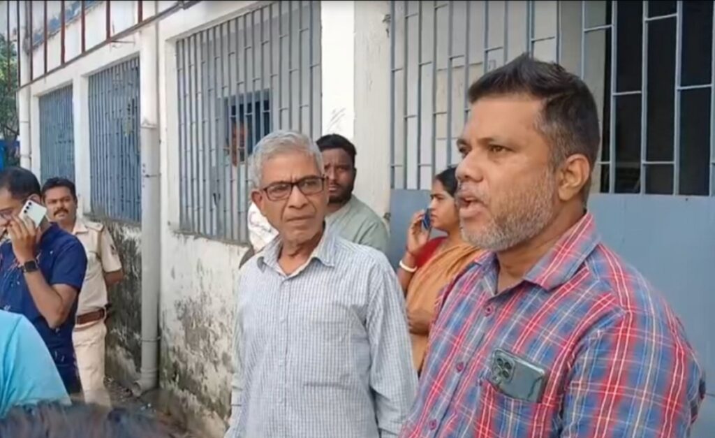 सिलिगुडी जिल्ला अस्पतालका एक औषधिविद्ले भने, “हिन्दी सिक्नुहोस् र फर्कनुहोस्, म बंगाली बोल्दिन,” विवाद उत्पन्न भयो