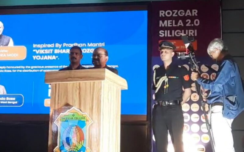 उत्तर बंगालमा रोजगार मेला २.० मा राज्यपालले नियुक्ति पत्र हस्तान्तरण गर्नुभयो