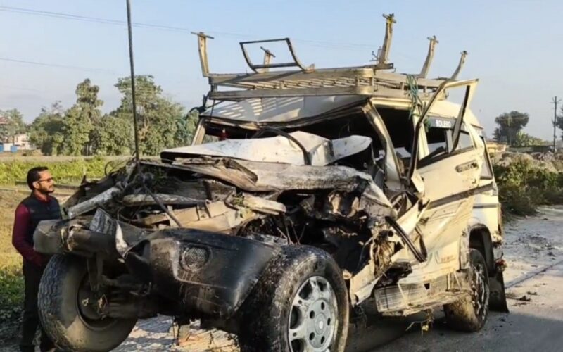 मजदुर बोकेको बोलेरो ट्रक ट्रकसँग ठोक्किएर एसियाली राजमार्गबाट ​​४० फिट टाढा खेतमा खस्यो; एक जनाको मृत्यु, आठ जना घाइते