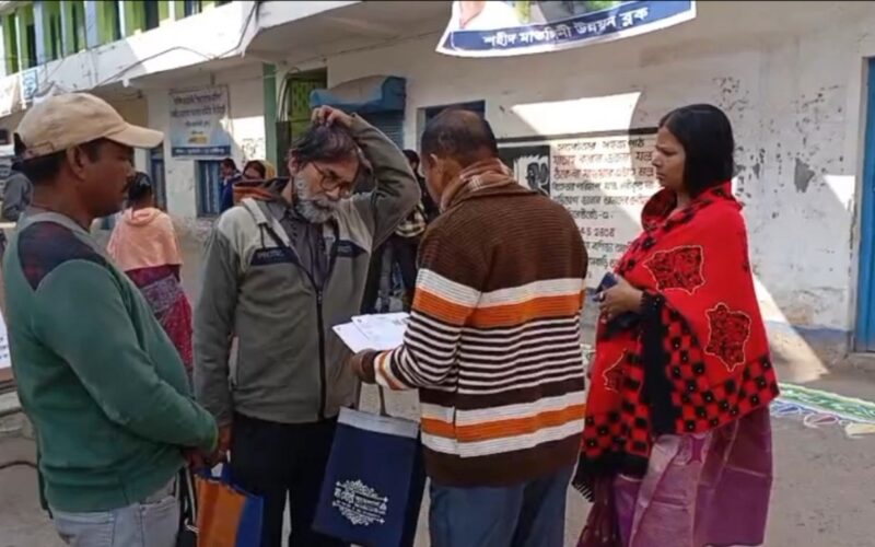 SIR को डर: एक बिरामी वृद्ध व्यक्ति आफ्नो कागजातहरू लिएर तामलुक ब्लक कार्यालयमा पुगे, आँखामा आँसु र आफ्नो नाम मेटिने डर