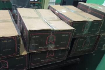 भक्तिनगर प्रहरीको छापा, लाखौं मूल्यको सिक्किममा बनेको विदेशी मदिरा बरामद; ३ तस्कर पक्राउ