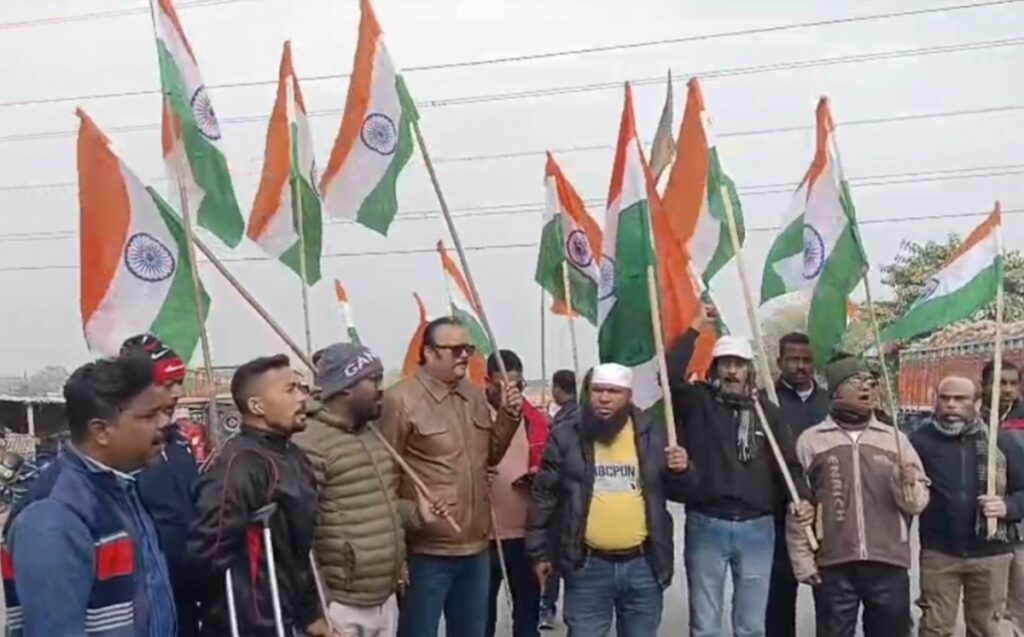 बंगलादेशमा अल्पसंख्यकहरूमाथि भएको अत्याचारको विरोधमा फुलबारी सीमामा भाजपाले हिंसात्मक विरोध प्रदर्शन गर्‍यो, ट्रकहरू रोकिए सिलगढी