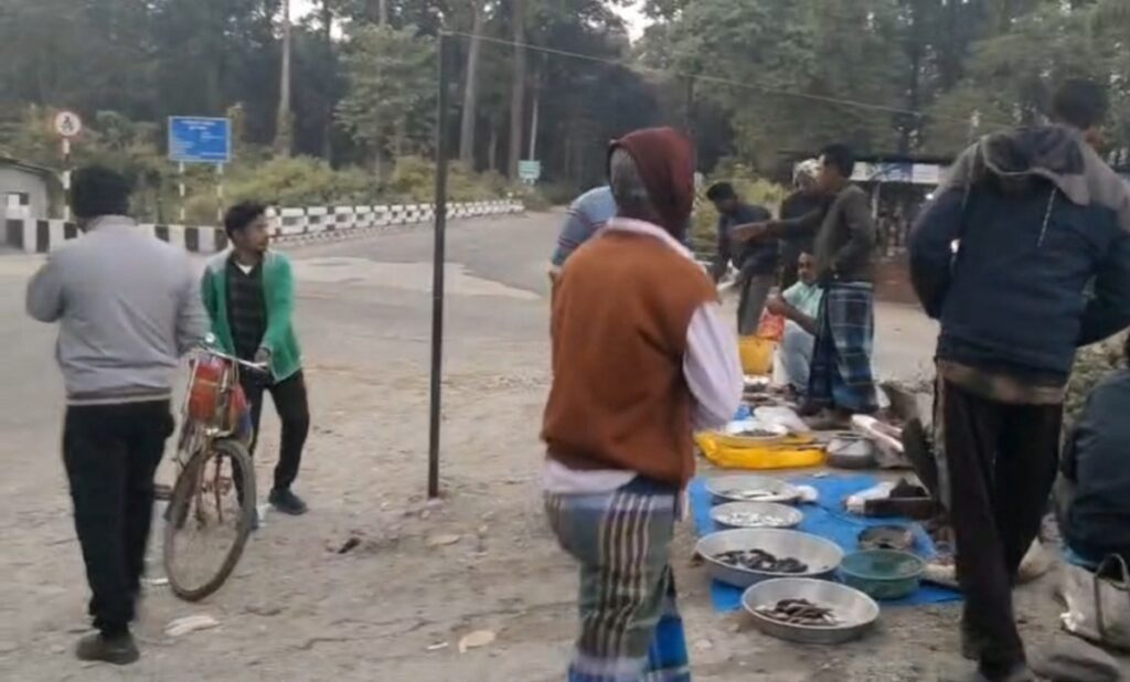 जलपाईगुडीको काठामबारी बजार ताजा माछा र भापा पिठाको आकर्षणले भरिएको छ