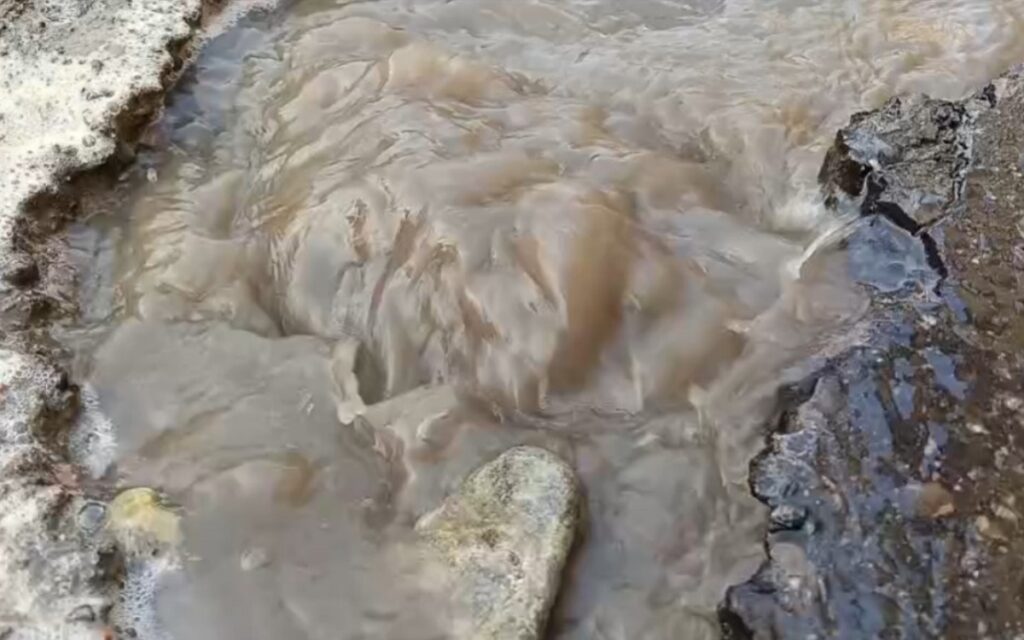 जलपाईगुडी: पानीको पाइप फुट्दा सडक डुबानमा परेको छ, जनता आक्रोशित छन्