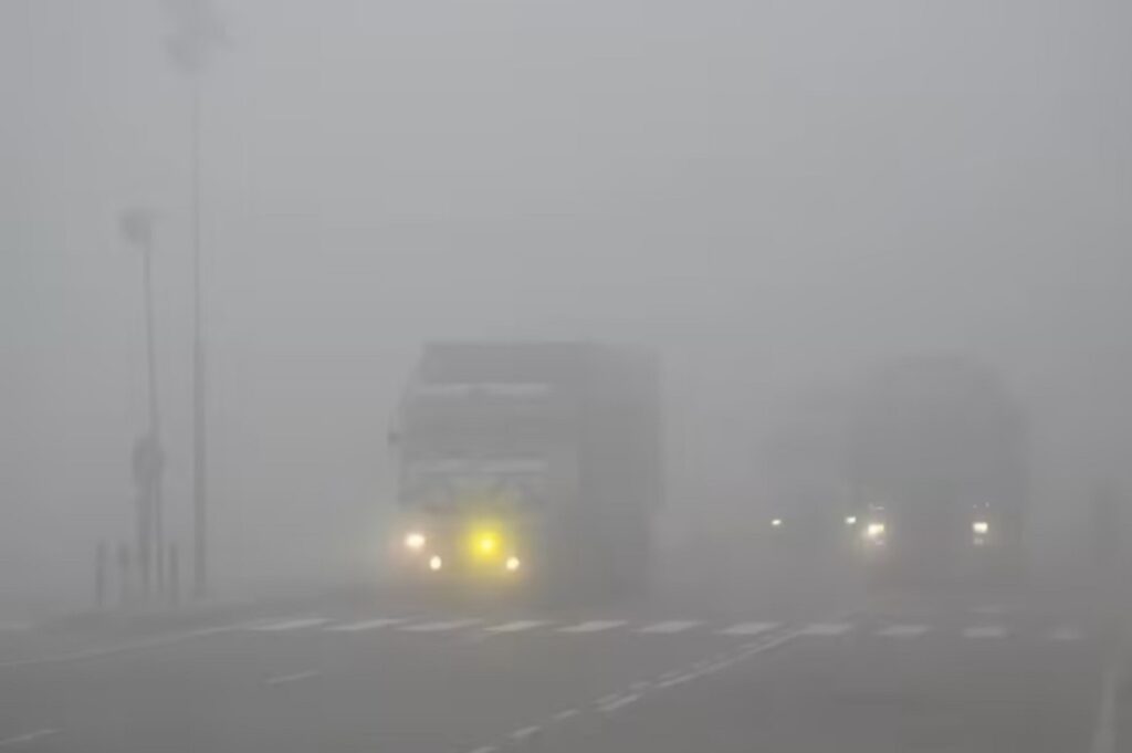 बाक्लो कुहिरोले ढाकिएका डुवरहरू, हेडलाइट बालेर राष्ट्रिय राजमार्गमा सवारी साधनहरू घिस्रिरहेका छन्