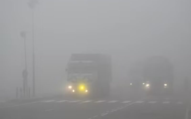 बाक्लो कुहिरोले ढाकिएका डुवरहरू, हेडलाइट बालेर राष्ट्रिय राजमार्गमा सवारी साधनहरू घिस्रिरहेका छन्