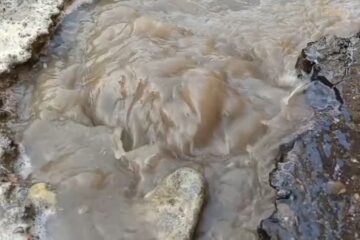 जलपाईगुडी: पानीको पाइप फुट्दा सडक डुबानमा परेको छ, जनता आक्रोशित छन्