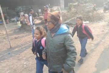 कोलकाता प्रहरीको मानवीय अनुहार! बिग्रिएको स्कूल बसका विद्यार्थीहरूलाई समयमै स्कूल लगियो