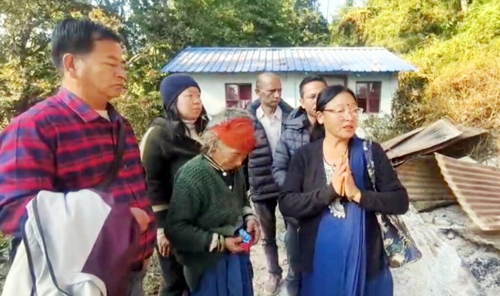 पञ्चायत प्रतिनिधिहरूद्वारा अग्नि पीड़ित परिवारसमक्ष भ्रमण