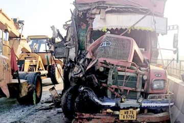 दुई ट्रकको मुखामुखी ठक्कर