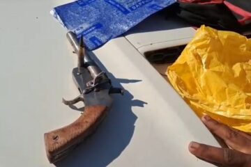 एनजेपी मोड बजारबाट हतियार र गोलीगठ्ठा सहित एक जना पक्राउ: प्रहरीले अनुसन्धान गरिरहेको छ