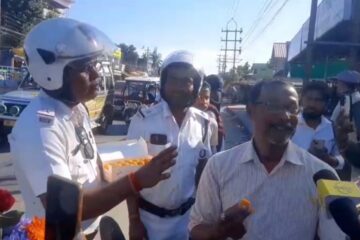 जागरूकता अभियान: आशिघर ट्राफिक गार्डले हेलमेट नलगाउने चालकहरूलाई गुलाब र मिठाई वितरण गरे