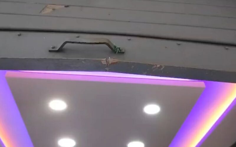 लेकटाउनमा रहेको मोबाइल पसलको सटर फोडेर लाखौं रुपैयाँ चोरी; घटना सीसीटीभीमा कैद