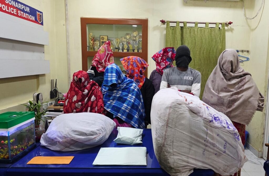 प्रहरीले ठूलो सफलता हासिल गरेको छ, ५० किलो गाँजासहित ६ तस्करलाई पक्राउ गरेको छ, जसमा ३ महिला पनि समावेश छन्