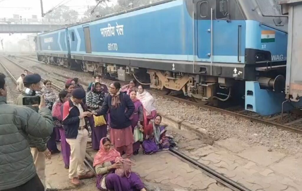 मेदिनीपुरमा आशा कार्यकर्ताहरूको हिंसात्मक विरोध: रेल चढ्नबाट रोकिएपछि महिलाहरू रेलवे ट्र्याकमा सुते, घण्टौंसम्म रेल सेवा अवरुद्ध