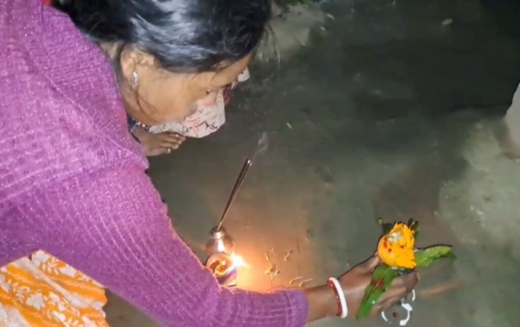 मकर संक्रान्तिको दिन जलपाईगुडीको हरेक घरमा शंखको आवाज गुन्जियो: कडा चिसो र बाक्लो कुहिरोको बीचमा भक्तिपूर्वक ‘वास्तु पूजा’ आयोजना गरियो