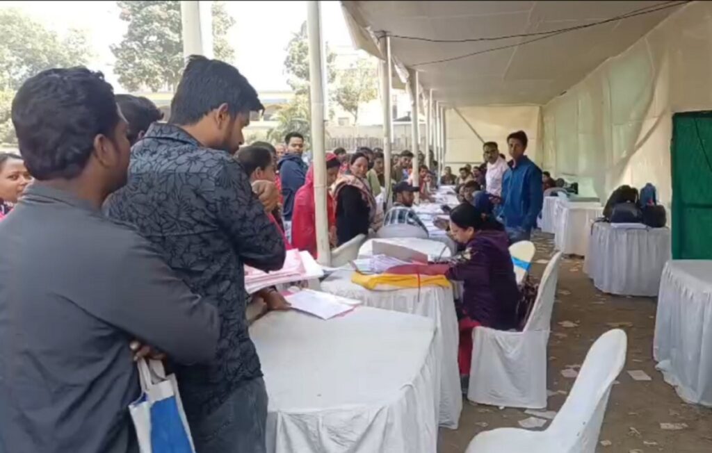 एसआईआर सुनुवाइ शिविरमा अराजकता, अधिकारी ढिलो आइपुगेपछि स्थानीय आक्रोशित कृष्णनगर