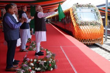 मालदा, पश्चिम बंगाल इतिहासको साक्षी: प्रधानमन्त्री मोदीले देशको पहिलो ‘स्लीपर वन्दे भारत’ रेललाई झण्डा देखाएर प्रस्थान गरे