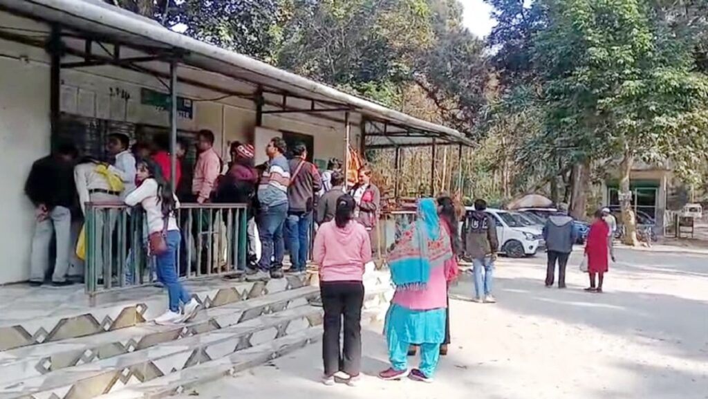 बक्सा टाइगर रिजर्भमा पर्यटकहरूको भीड़