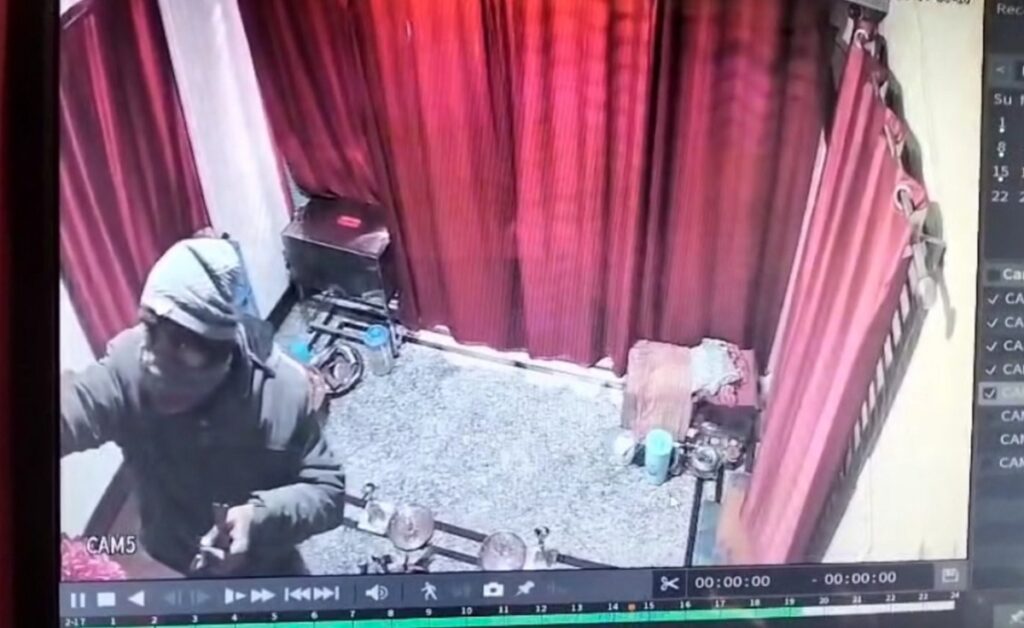 जलपाईगुडी मन्दिरको ताला तोड्ने व्यक्ति: लुटेराहरू गरगहना र नगद लिएर फरार