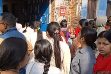 कडा सुरक्षाबीच उच्च माध्यमिक परीक्षा सुरु, विद्यार्थी नेताहरूले गुलाब र मिठाईले विद्यार्थीहरूलाई स्वागत गरे