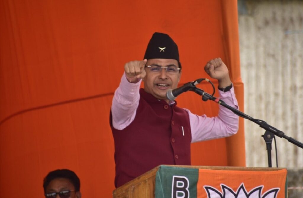 सिलगढी: सांसद राजु विष्ट दार्जिलिङ मोरमा रेलवे ओभर ब्रिजको कामको निरीक्षण गर्न आइपुगे