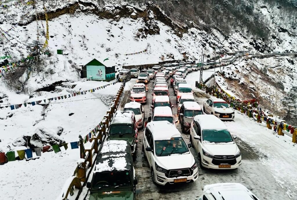 भीषण हिमपातमा फँसिएका 3000 पर्यटकहरूको उद्धार