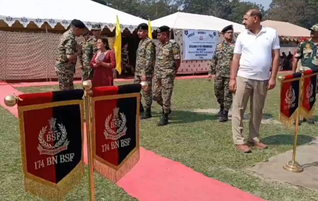 बीएसएफ हतियार प्रदर्शनीमा भीड आकर्षित, विद्यार्थीहरू र स्थानीयहरूलाई अत्याधुनिक हतियारहरूले उत्साहित बनाए