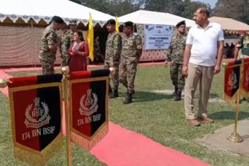 बीएसएफ हतियार प्रदर्शनीमा भीड आकर्षित, विद्यार्थीहरू र स्थानीयहरूलाई अत्याधुनिक हतियारहरूले उत्साहित बनाए