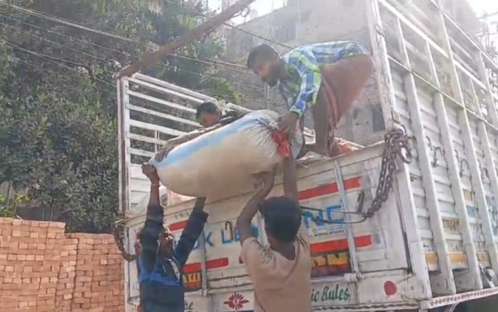 बारासातमा एसटीएफको ठूलो कारबाही: तरकारीले भरिएको ट्रकबाट ३०० किलो गाँजा बरामद, दुई जना पक्राउ