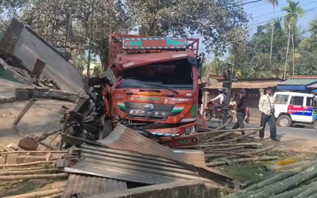 हावडामा बुधबार राति एउटा भयानक सडक दुर्घटना भयो, अनियन्त्रित ट्रकले दुई पसललाई किचेको छ