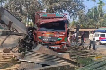 हावडामा बुधबार राति एउटा भयानक सडक दुर्घटना भयो, अनियन्त्रित ट्रकले दुई पसललाई किचेको छ