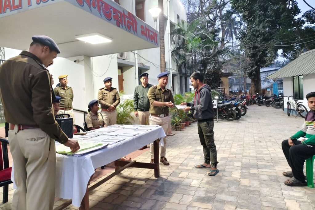 जलपाईगुडी प्रहरीको ठूलो सफलता: २६ वटा चोरी र हराएका मोबाइल फोनहरू बरामद गरी मालिकलाई फिर्ता गरियो