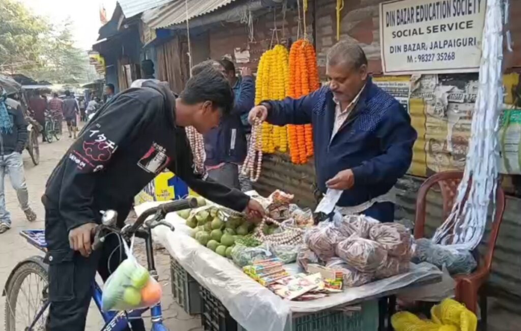 महाशिवरात्रिको अवसरमा जलपाईगुडीको दिनबजारमा किनमेल गर्नेहरूको ठूलो भीड देखियो