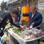 महाशिवरात्रिको अवसरमा जलपाईगुडीको दिनबजारमा किनमेल गर्नेहरूको ठूलो भीड देखियो