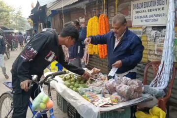 महाशिवरात्रिको अवसरमा जलपाईगुडीको दिनबजारमा किनमेल गर्नेहरूको ठूलो भीड देखियो