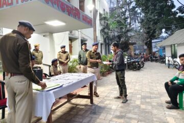 जलपाईगुडी प्रहरीको ठूलो सफलता: २६ वटा चोरी र हराएका मोबाइल फोनहरू बरामद गरी मालिकलाई फिर्ता गरियो