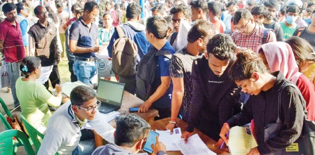 पहिलो दिनमै युवा साथीमा नाम दर्ता गर्न ठूलो भीड़