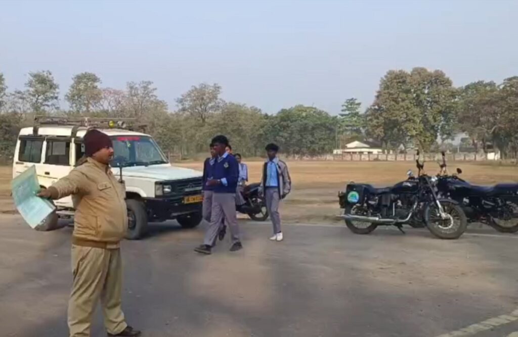 हात्तीको डर, प्रशासनको तयारी: परीक्षार्थीहरूलाई परीक्षा केन्द्रहरूमा सुरक्षित ढुवानी सुनिश्चित गर्न वन विभाग सडकमा उत्रियो