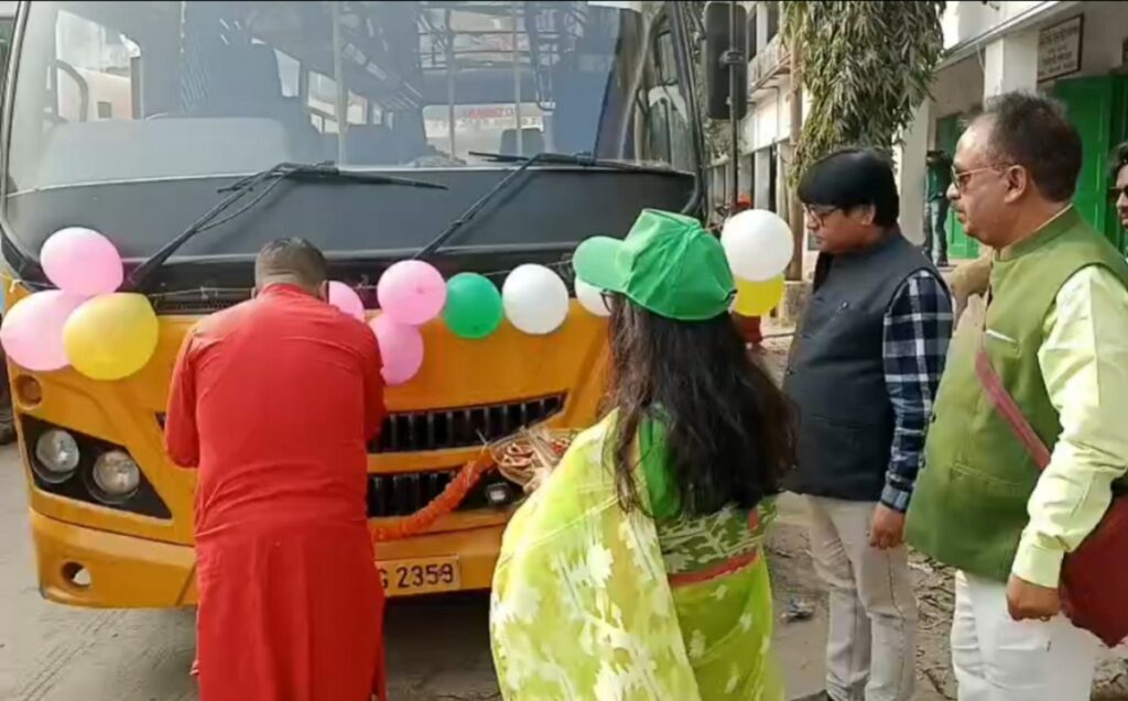 निजी विद्यालयहरूलाई चुनौती दिँदै: सरकारी विद्यालयका बालबालिकाहरूले रोहिणी तालमा भव्य पिकनिक मनाए,